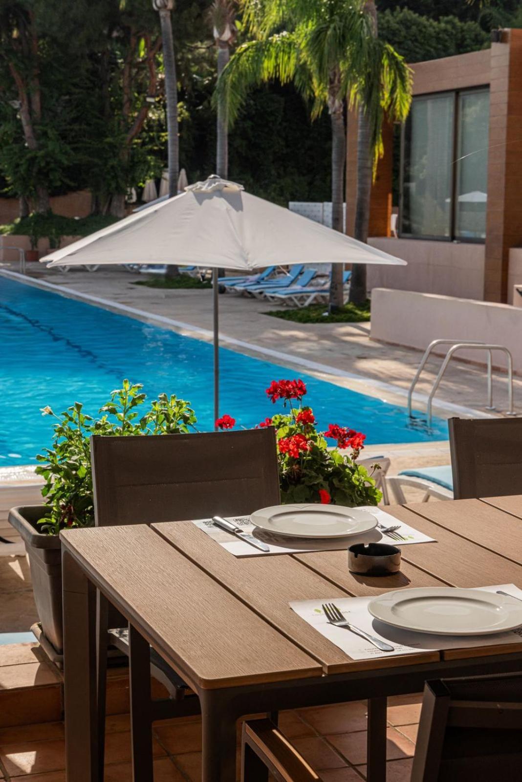 Country Lodge Hotel & Resort Бейрут Екстериор снимка